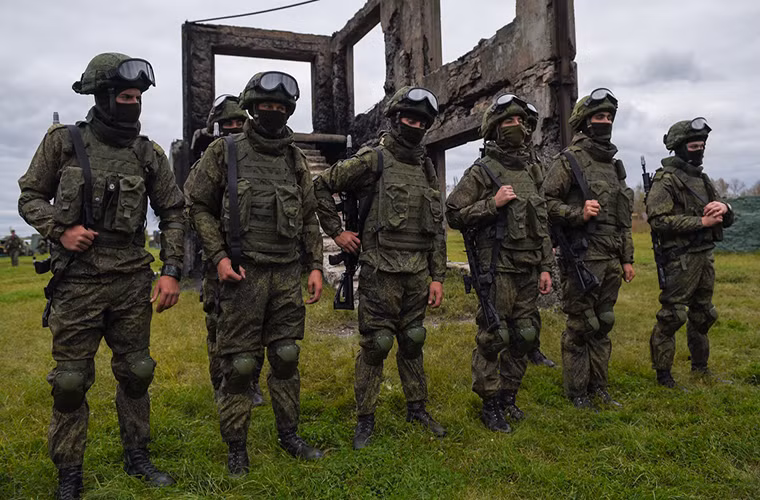 Mặc dù không giới thiệu đầy đủ trang bị của bộ quân trang Ratnik mới, nhưng về cơ bản thiết kế của nó được đánh giá gọn hơn các phiên bản trước đó, đi kèm với đó là các thiết bị hổ trợ cho binh sĩ trên chiến trường.