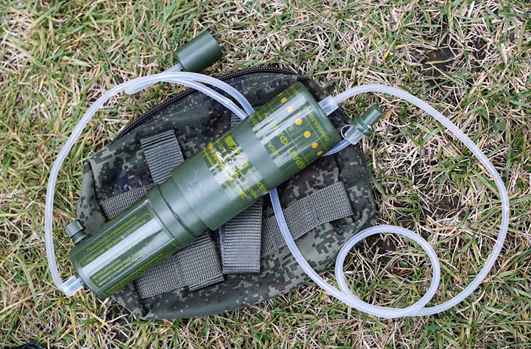 Mỗi bộ quân trang Ratnik cũng được trang bị các thiết bị điện tử chuyên dụng như thiết bị định vị toàn cầu GPS hoặc GLONASS, hệ thống liên lạc vô tuyến cao tần với bộ mã hóa riêng biệt để tăng tính bảo mật với kênh liên lạc được thay đổi từ 10-30s mỗi lần. Trong ảnh là một bộ lọc nước cầm tay dành của binh sĩ Nga với khả năng lọc tới 15lít nước bẩn thành nước sạch.