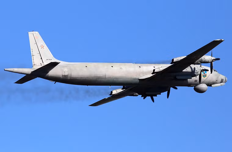 Il-38 được phát triển dựa trên dòng máy bay thương mại IL-18 của Liên Xô lúc đó, nhưng nó lại có phần thân dài hơn 3m so với IL-18 và sự thay đổi này là nhằm tích hợp thêm thiết bị trinh sát. Điểm khác biệt dễ nhận biết nhất giữa IL-18 và Il-38 chính là ăng-ten dò biến dị từ trường (MAD) được gắn sau đuôi máy bay.