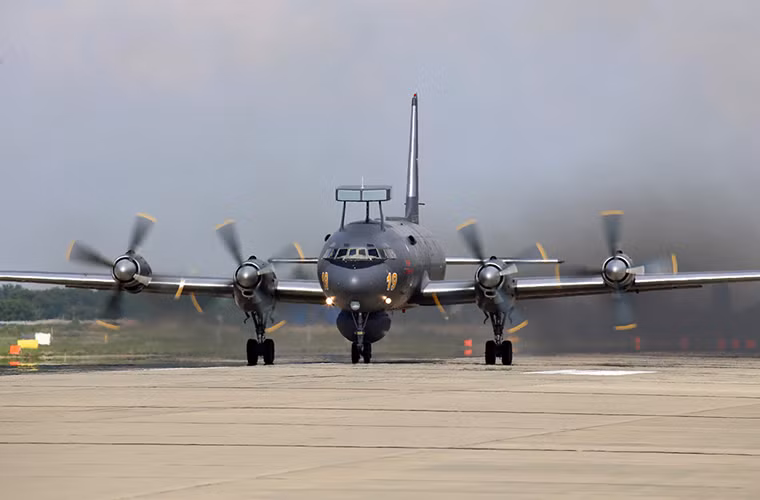 Và để vận hành hệ thống radar mới này phi hành đoàn của Il-38N cũng tăng lên 10 người. Và nó chỉ có thể mang theo tối đa 5 tấn vũ khí và thiết bị định vị thủy âm, trong khi đó ở Il-38 là 9 tấn.