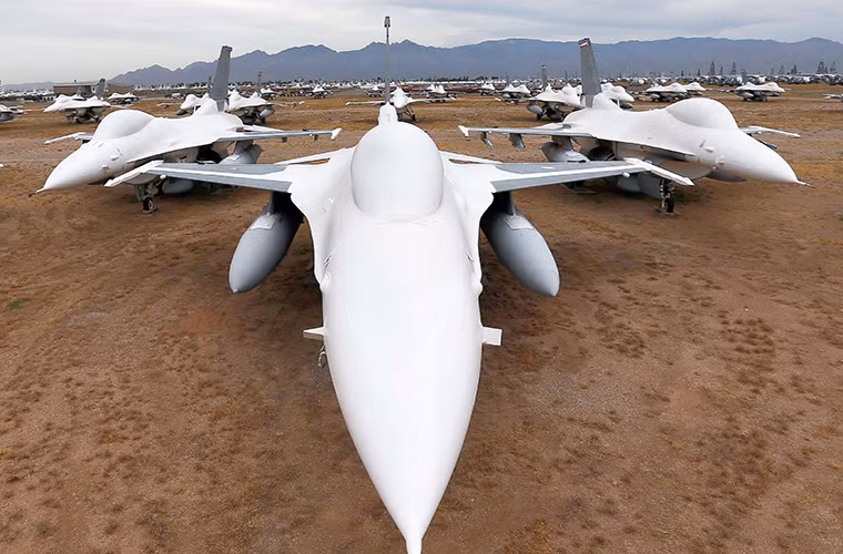 Đằng sau tên gọi nghĩa địa máy bay của Davis-Monthan là 4.400 máy bay quân sự các loại từ trực thăng cho đến khinh khí cầu được niêm cất bảo quản tại đây. Toàn bộ chúng đều đã được tháo dỡ toàn bộ các thiết bị điện tử và thậm chí là cả động cơ, phần còn lại được bọc một lớp màn polymer không chỉ bảo vệ nó khỏi tác động của tia mặt trời và thời tiết khắc nghiệt, mà còn giữ cho bên trong máy bay ở nhiệt độ chấp nhận được. Và chỉ chừng đó thôi cũng đủ cho những chiếc F-15 hay F-16 có thể sẵn sàng tham chiến trở lại trong vòng 72 giờ. Nguồn ảnh: AP.