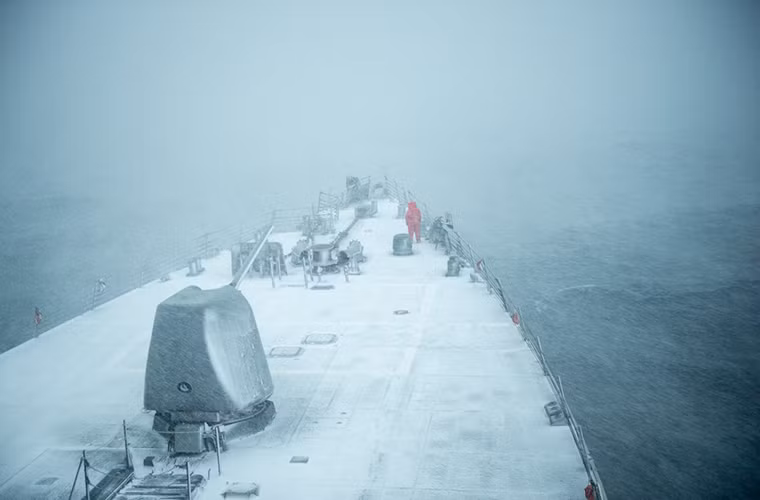 Ngay cả điều kiện thời tiết tồi tệ nhất cũng không ngăn được tàu khu trục USS Donald Cook (DDG 75) của Hải quân Mỹ băng qua Biển Đen.