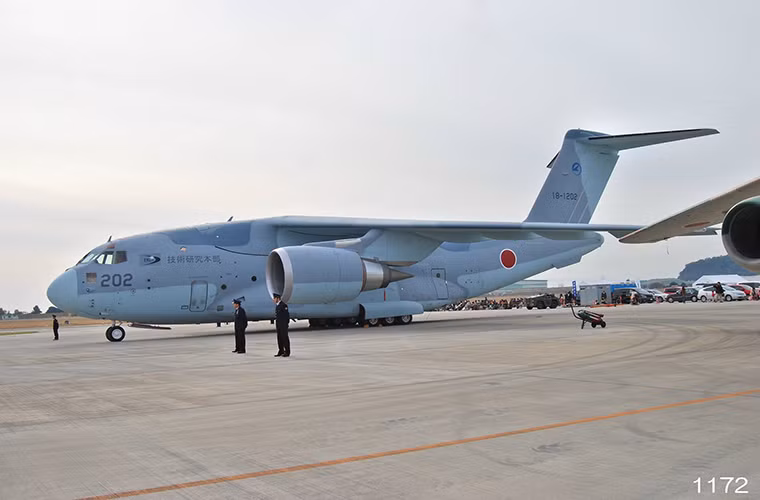 Bên cạnh thị trường Nhật Bản, Kawasaki C-2 còn dành được sự quan tâm lớn từ các khách hàng nước ngoài khi giờ đây chính sách quốc phòng của Tokyo đã cởi mở hơn rất nhiều cho phép các công ty quốc phòng Nhật Bản tham gia thị trường vũ khí quốc tế.