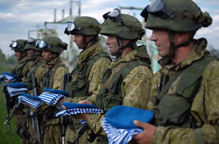 Các thành viên Spetsnaz thuộc lực lượng đổ bộ đường không Nga nhận mũ nồi xanh và áo sọc xanh trắng của mình sau khi hoàn tất chương trình huấn luyện dành cho đơn vị đặc nhiệm tại Quân khu Trung Tâm. Nguồn ảnh: Sputnik.
