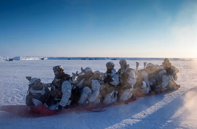 Trước các thách thức an ninh hiện tại, Spetsnaz Nga không ngừng được xây dựng và phát triển trở thành lực lượng đi đầu trong việc bảo vệ an ninh nội địa lẫn tác chiến chống các hoạt động chống phá nước Nga đến từ bên ngoài. Trong ảnh là lực lượng đặc nhiệm nước Cộng hòa Chechnya thuộc Nga trong một đợt huấn luyện tại Bắc Cực. Nguồn ảnh: Sputnik.