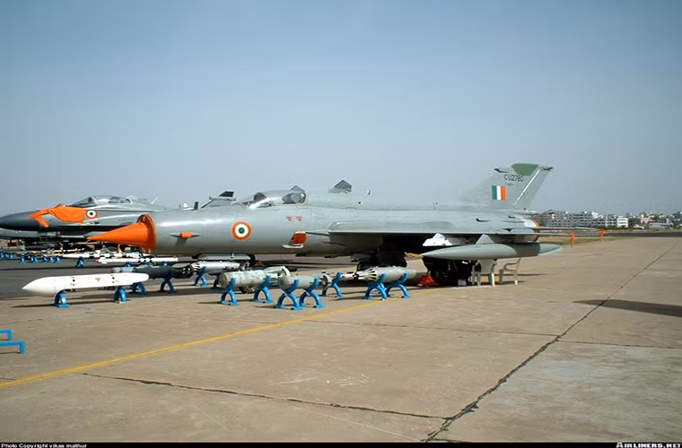 Hiện tại Không quân Ấn Độ có tới khoảng 250 chiếc tiêm kích đánh chặn MiG-21 cần được thay thế bằng Tejas. Tuy nhiên số máy bay mà không quân nước này dự trù sẽ nhận được sau một thập kỷ phát triển Tejas chỉ tầm 80 chiếc. Thậm chí chiếc Tejas đầu tiên của Không quân Ấn Độ phải mất tới hơn 2 năm để hoàn thành và bàn giao. Nguồn ảnh: Airlines.net