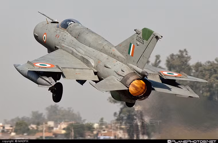Điều này đồng nghĩa với việc số phận của MiG-21 sẽ còn gắn liền với Không quân Ấn Độ thêm ít nhất một thập kỷ nữa cho đến khi Tejas hay một dòng chiến đấu cơ nào đó thay thế nhiệm vụ của nó. Nguồn ảnh: Plane Photos