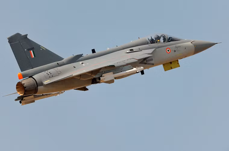 Chương trình phát triển tiêm kích hạng nhẹ LCA Tejas của Ấn Độ ra đời vào năm 1983 với mục tiêu chính là nhằm thay thế dòng chiến đấu lỗi thời MiG-21 và xây dựng các phi đội tiêm kích mới nhằm đối phó những chiếc F-16 của Pakistan. Nguồn ảnh: India Defence Analysis