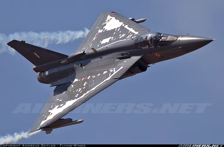Đảm nhận chương trình phát triển LCA Tejas không ai khác chính là công ty Hindustan Aeronautics Limited (HAL). Dù mang tiếng là chiến đấu cơ nội địa đầu tiên của Ấn Độ nhưng Tejas lại sử dụng khá nhiều thành phần quan trọng nhập khẩu từ bên ngoài. Nhưng điều đó vẫn chưa thực sự tệ lắm cho tới khi HAL bỏ bê chương trình này. Nguồn ảnh: Airlines.net.