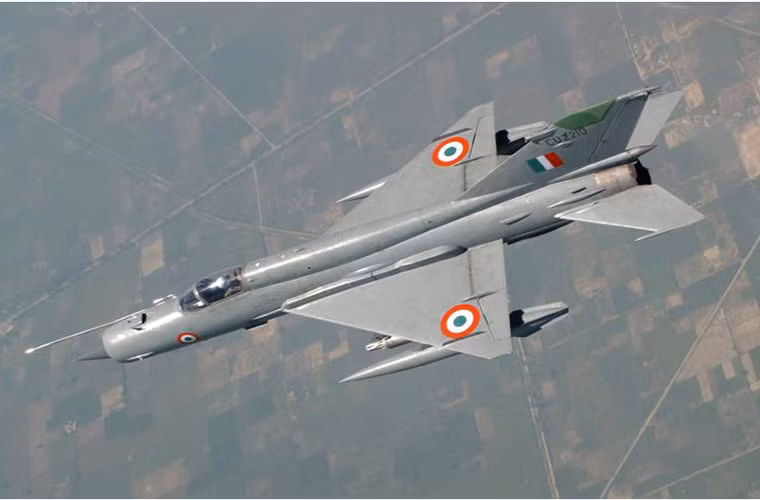 Theo Sputnik, từ lâu Không quân Ấn Độ đã lên kế hoạch thay thế hoàn toàn 250 chiếc tiêm kích MiG-21 đã quá lỗi thời của nước này bằng dòng chiến đấu cơ nội địa Tejas do Ấn Độ tự sản xuất. Tuy nhiên với tiến độ tại các nhà máy sản xuất Tejas hiện tại thì sẽ rất khó để có thể nói tới bao giờ Không quân Ấn Độ mới có thể hoàn thành kế hoạch trên. Nguồn ảnh: Rusi.
