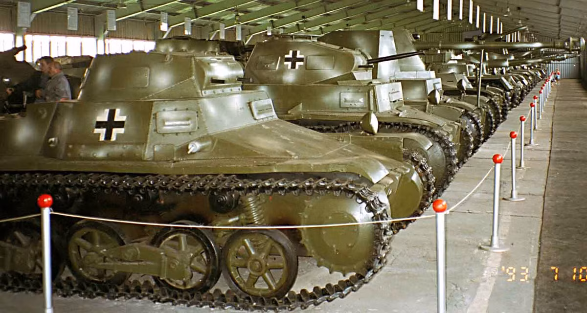Kubinka nổi tiếng với hình ảnh những dày nhà kho cực dài chứa vô số các loại xe tăng của Mỹ, Anh, Đức, Pháp và tất nhiên là Liên Xô...Tuy nhiên, không nhiều người biết rằng, ngoài khu trưng bày chính, tại Kubinka còn tồn tại cả một nghĩa địa xe tăng khổng lồ.
