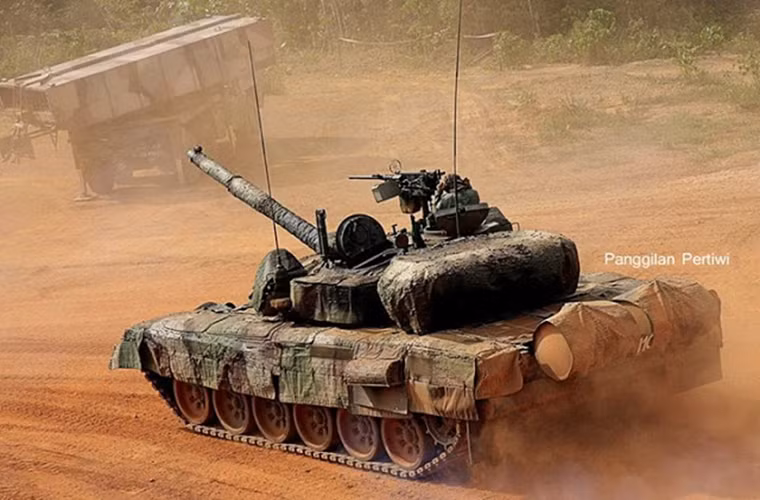 Xe tăng chủ lực PT-91M là biến thể hiện đại hóa và xuất khẩu dành riêng cho Malaysia từ dòng xe tăng PT-91 Twardy do Ba Lan chế tạo dựa trên mẫu T-72M1 của Liên Xô trước đây. Dẫu vậy, PT-91 vẫn có những nét đặc trưng của riêng mình không giống như một số biến thể T-72 ở một số nước Đông Âu khác. Nguồn ảnh: Malaysia Military Power.
