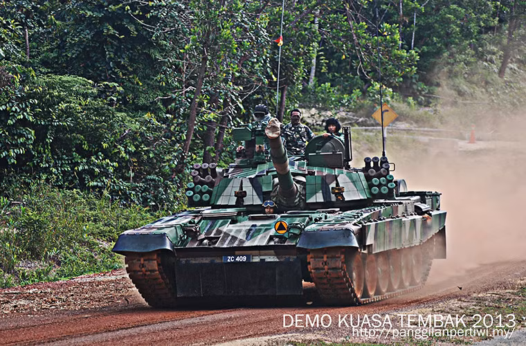 Dù vậy, số lượng PT-91M trong biên chế Quân đội Malaysia khá khiêm tốn chỉ dừng lại ở 48 chiếc. Toàn bộ số xe tăng này được Ba Lan chuyển giao cho Malaysia trong giai đoạn từ 2007-2009. Một phần so quy mô quân đội hạn chế của Malaysia và nó hầu như không được mở rộng trong suốt nhiều năm qua. Nguồn ảnh: Malaysia Military Power.