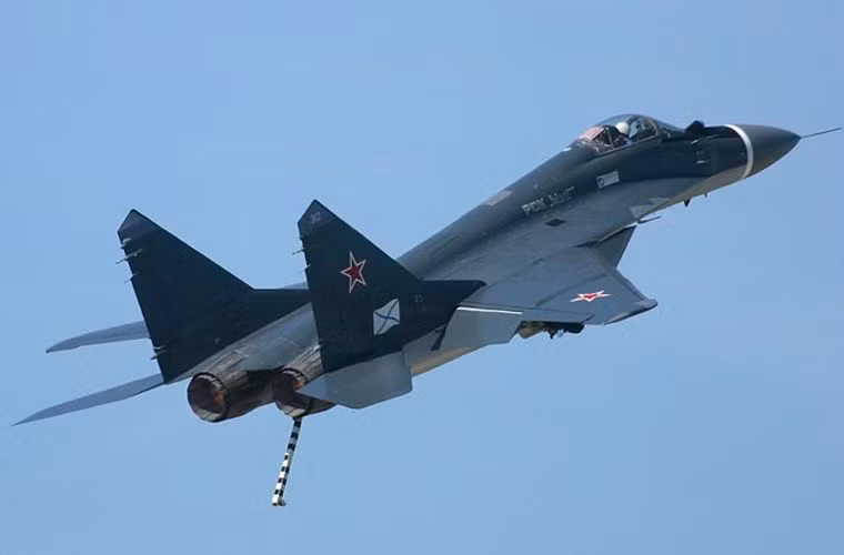 Số lượng Su-33 là không lớn, tuy nhiên chúng nhận được sự bổ sung giá trị từ MiG-29K. Trước đây, MiG-29K dự tính thay thế cho những chiếc Su-33, tuy nhiên gần đây Nga quyết định giữ lại cả hai loại tiêm kích hạm này. MiG-29K mang trong mình một sức mạnh mới khi được trang bị những công nghệ điện tử và vũ khí hàng đầu của Nga hiện nay. Nguồn ảnh: Wiki