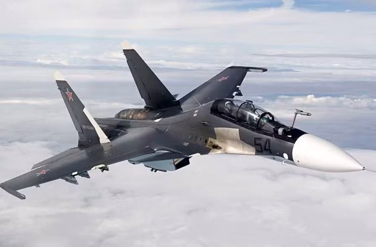 Bên cạnh Su-35, Không quân Nga cũng đang được đẩy mạnh trang bị tiêm kích thế hệ 4,5 Su-30SM sở hữu sức mạnh ngang ngửa với radar mạng pha, động cơ kiểm soát véc tơ lực đẩy đa chiều...đủ sức "cân" tiêm kích thế hệ 4-5 của Mỹ, NATO. Nguồn ảnh: Wiki