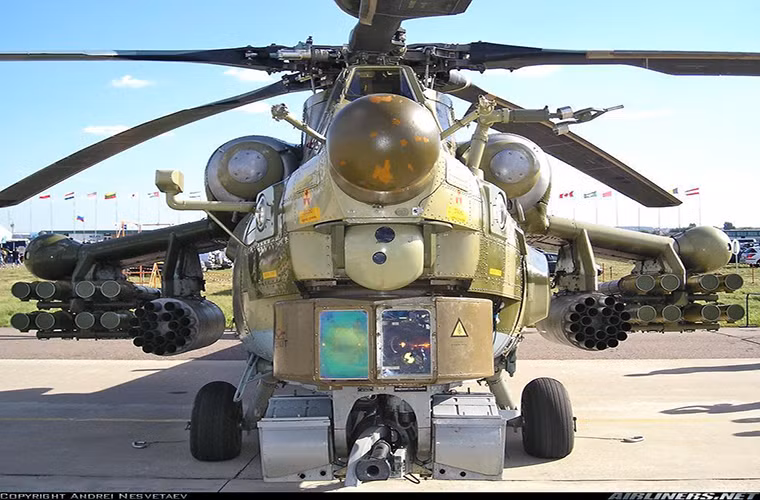 Hệ thống vũ khí trên Mi-28NM cơ bản được giữ nguyên như trên Mi-28N với một pháo tự động 30mm Shipunov 2A42, hệ thống giá treo vũ khí ở hai bên thân máy bay với trang bị chính gồm rocket phóng loạt, tên lửa chống tăng và tên lửa không đối không. Bên cạnh đó là tổ hợp áp chế điện tử Richag-AV.