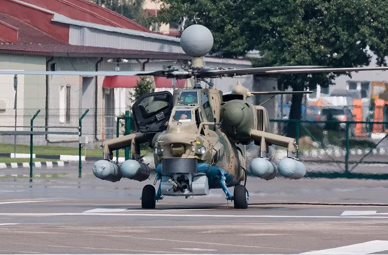Với hệ thống radar điều khiển hỏa lực cùng thiết bị trinh sát điện tử hiện đại, Mi-28NM có thể tác chiến trong mọi điều kiện thời tiết cả ngày lẫn đêm, điều này sẽ cho phép tăng tối đa tầm bắn của các dòng tên lửa chống tăng nó mang theo như Ataka từ 6km hiện tại lên đến 8km. Tuy nhiên, thế vẫn chưa đủ để Mi-28NM vượt mặt AH-64 Apache, khi mà Apache được trang bị tên lửa Hellfire có tầm phóng đến 10km.