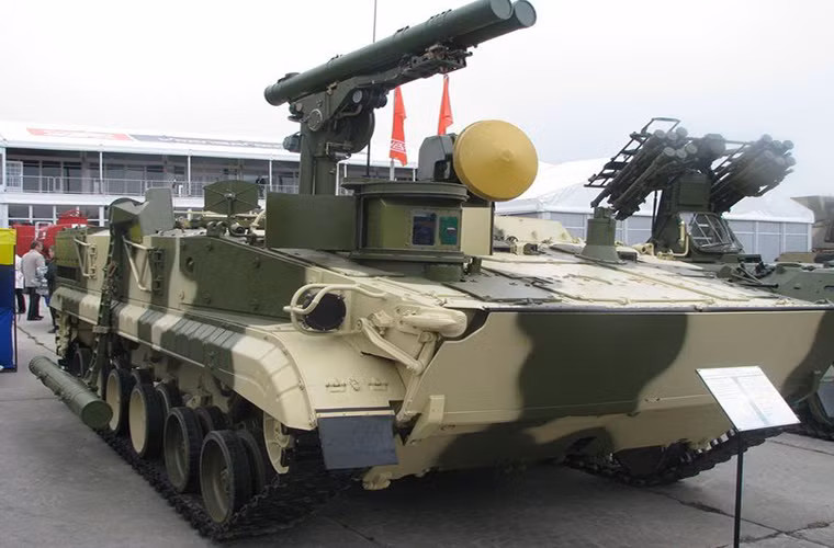 Trong khi đó đối với 9M123 Khrizantema nó hầu như chưa từng được trang bị trên các dòng trực thăng vũ trang Nga và chỉ được biết tới với danh nghĩa là tổ hợp tên lửa chống tăng tự hành Khrizantema-S.