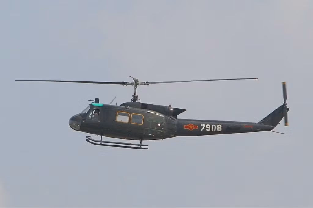 Đáng lưu ý, hiện Việt Nam cũng nằm trong hàng chục quốc gia ngoài Mỹ đang sử dụng dòng trực thăng vận tải UH-1H. Với quan hệ hợp tác quốc phòng đang ngày càng tốt đẹp với Mỹ, không loại trừ khả năng chúng ta có cơ hội cho thêm UH-1H một vai trò mới. Nguồn ảnh: Wikipedia