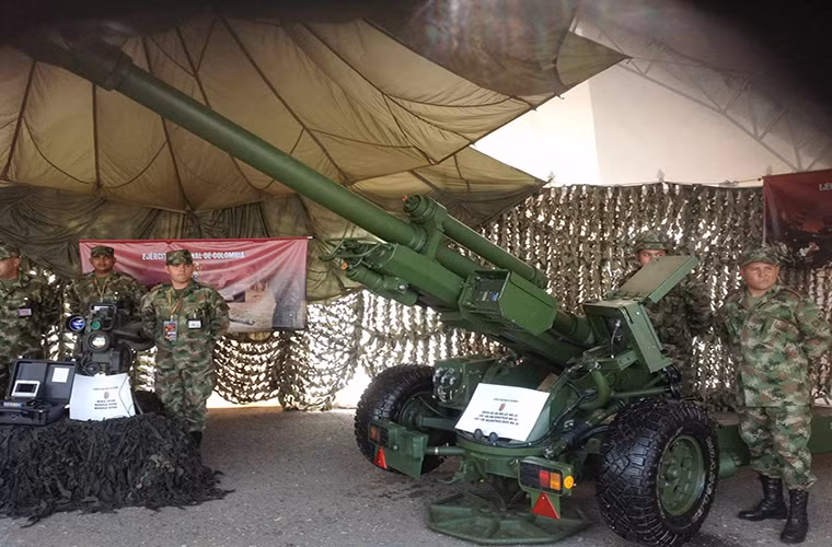 Phát ngôn viên của Nexter cho biết, sở dĩ Indonesia quyết định đưa vào trang bị LG1 là bởi khả năng tác chiến và tính cơ động của nó trên chiến trường. Một khẩu LG1 có trọng lượng chỉ 1.5 tấn có thể dễ dàng triển khai bằng các loại trực thăng vận tải quân sự thông thường như Bell 212 hay SA 330 Puma. Nguồn ảnh: Ejército de Colombia.