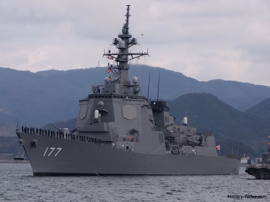  Số 6: Atago, Nhật Bản. Đây là phiên bản nâng cấp từ tàu khu trục lớp Kongo với một số cải tiến. Atago là lớp tàu chiến thứ 2 của Nhật Bản được trang bị hệ thống chiến đấu tối tân Aegis cho phép đối phó với nhiều mối đe dọa khác nhau. Tàu có lượng choán nước đầy tải 10.000 tấn.