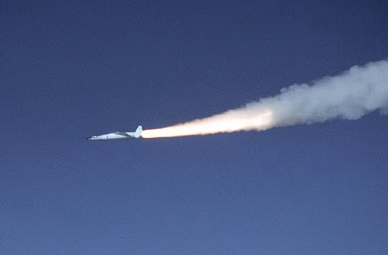 Các thông tin về chương trình Hyper-X hoàn toàn được NASA giữ bí mật nhưng có một điều chắc chắn rằng X-43 được trang thế hệ động cơ phản lực mới là Scramjet (động cơ phản lực luồng tĩnh siêu âm), giúp làm giảm đáng kể kích thước cũng như trọng lượng của phương tiện bay.