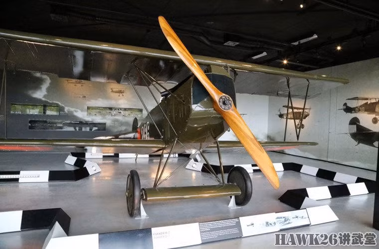 Gần đó là mẫu máy bay chiến đấu Fokker D.VII do Quân đội Đế quốc Đức chế tạo sử dụng trong Chiến tranh Thế giới thứ 1, nó cũng được Không quân Hà Lan sử dụng trong giai đoạn này.