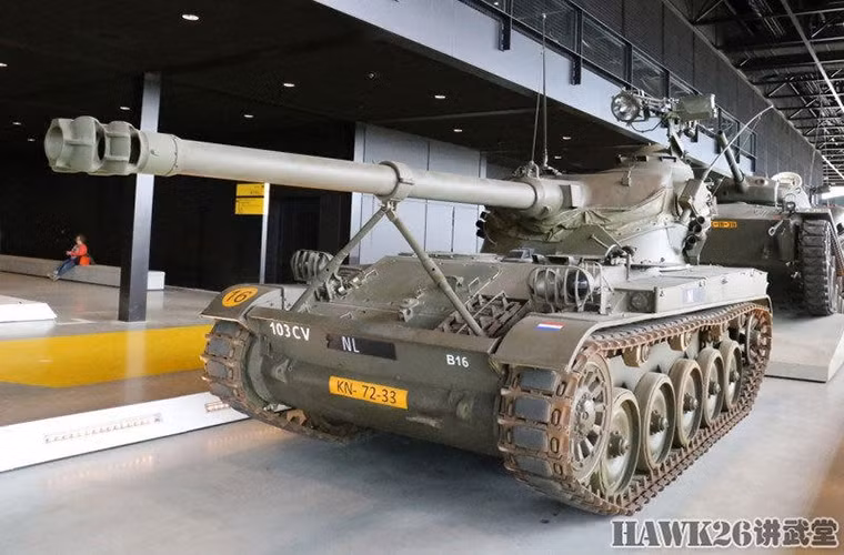 Xe tăng hạng nhẹ AMX-13 của Pháp trong biên chế Quân đội Hà Lan.