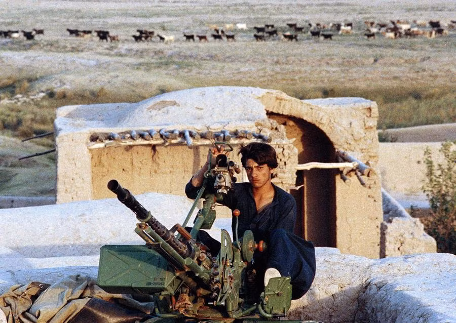 Liên Xô đã bỏ lại rất nhiều trang thiết bị và khí tài lại Afghanistan khi rút quân. Nguồn ảnh: Theatlantic.