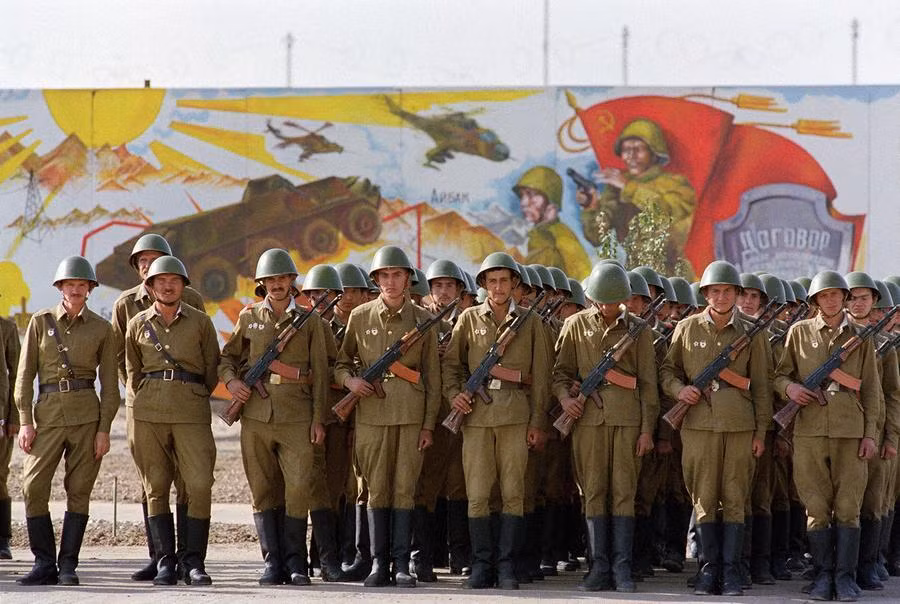Những binh lính Liên Xô chuẩn bị được trở về nước sau thời gian phục vụ ở Afghanistan, ảnh được chụp vào tháng 10 năm 1986. Nguồn ảnh: Theatlantic.