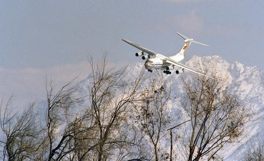 Một máy bay vận tải của Liên Xô đang hạ cánh xuống sân bay ở Kabul. Việc ra vào Kabul bằng đường không là hết sức nguy hiểm nhất là vào ban ngày, các tên lửa tầm nhiệt vác vai có thể khai hỏa từ bất cứ đâu, thậm chí là từ bên trong thành phố. Nguồn ảnh: Theatlantic.