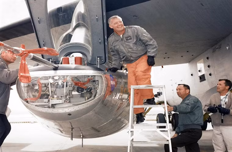 Bốn phi công của NASA có cơ hội bay thử nghiệm trên M2-F3 trong đó Bill Dana thực hiện nhiều chuyến bay nhất với hơn 19 chuyến. Và phi công thực hiện chuyến bay cuối cùng trên M2-F3 là John A. Manke. Nguồn ảnh: QQ