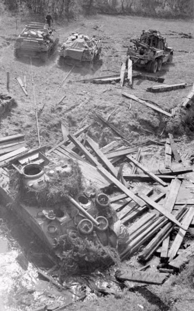 Hình ảnh một chiếc M4 Sherman phải dùng tới ba xe cứu kéo để thoát ra khỏi một con suối sau khi làm sập cây cầu gỗ bắt qua đây. Bức ảnh được chụp vào ngày 20/4/1945. Nguồn ảnh: War History.