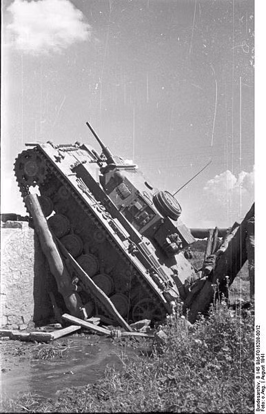 Số phận của chiếc Panzer III này vẫn còn may mắn chán khi ít ra lúc được kéo lên nó vẫn có thể tiếp tục hoạt động. Nguồn ảnh: War History.