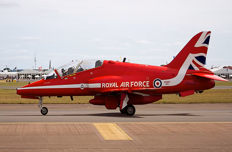 BAE Hawk nhìn chung là mẫu máy bay huấn luyện phản lực khá thành công trên thế giới đang được hơn 10 quốc gia trên thế giới sử dụng ở nhiều biến thể khác nhau. Trong đó biến thể BAE Hawk của Red Arrows là Hawk T1A một trong những phiên bản đầu tiên của dòng máy bay này.