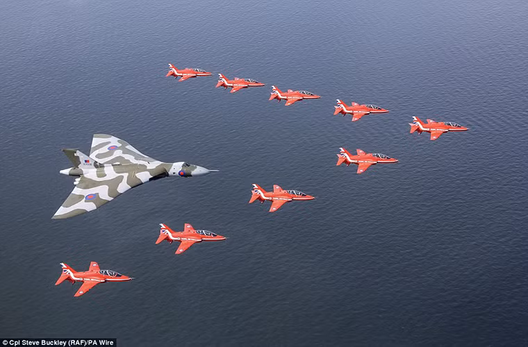 Được thành lập từ năm 1964, phi đội Red Arrows được Không quân Anh chuẩn hóa từ các phi đội bay biểu diễn tư nhân lẫn dân sự trước đó của Anh với trụ sở chính đóng tại căn cứ không quân Scampton.