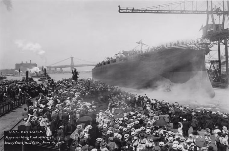 USS Arizona được chính thức hạ thủy vào ngày 19/06/1915, tuy nhiên đây chỉ mới là phần thân của con tàu trong khi đó cấu trúc thượng tầng và hệ thống vũ khí trên tàu vẫn chưa được lắp đặt. Nguồn ảnh: War History