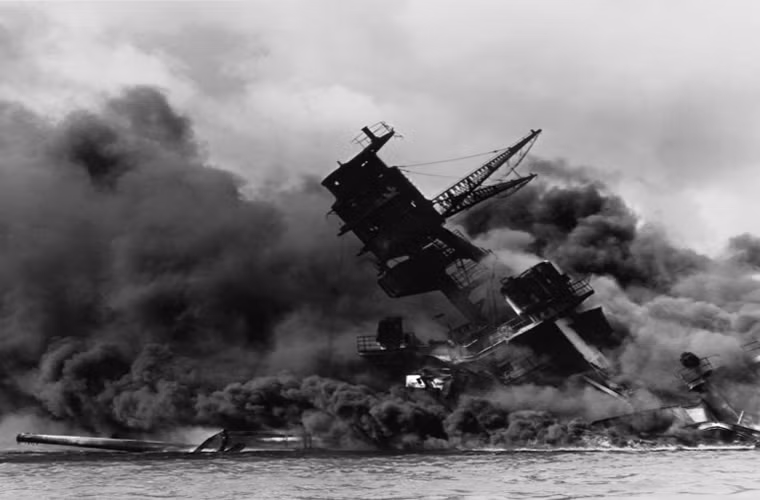 Chỉ hai năm sau khi được điều đến Thái Binh Dương, số phận của USS Arizona đã chính thức kết thúc vào ngày 7/12/1941 khi Hải quân Nhật Bản tấn công Trân Châu Cảng. Đã có ít nhất 4 quả bom từ các máy bay Nakajima B5N của Nhật Bản đánh trúng tàu USS Arizona và một trong số đó có thể đã phát nổ ngay hầm đạn của con tàu tạo ra vụ nổ đánh sập toàn bộ cấu trúc thượng tầng của con tàu. Nguồn ảnh: War History