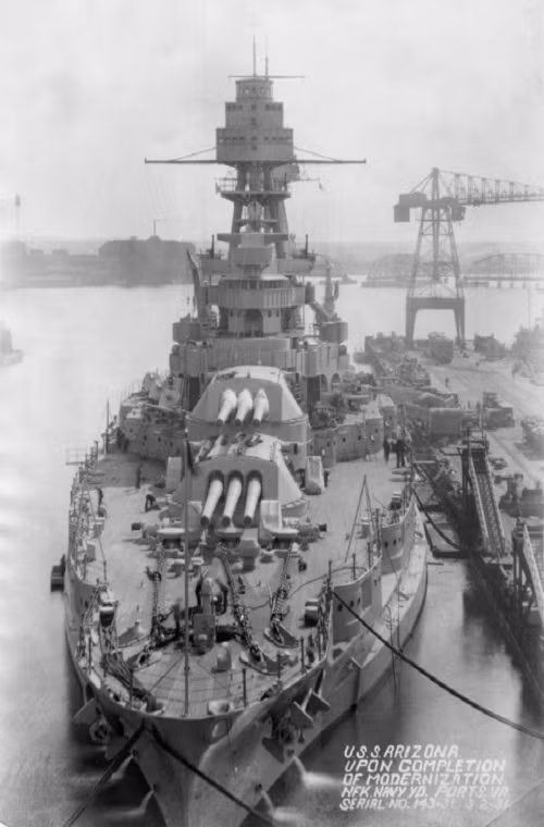 Vào thời điểm này, USS Arizona đã được hiện đại hóa xong. Nó được trang bị bốn tháp pháo 360mm với cụm ba nòng trong đó hai tháp pháo được đặt phía trước và hai tháp pháo khác được đặt phía sau. Ngoài ra, USS Arizona còn được trang bị 22 pháo 127mm được bố trí xung quanh thân tàu cùng bốn hệ thống súng phòng không 76 được bố trí xen kẽ. Nguồn ảnh: War History