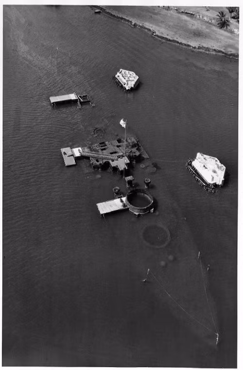 Về sau nơi thiết giáp hạm USS Arizona viễn vĩnh nằm lại được Hải quân Mỹ cải tạo thành một đài tưởng niệm dành cho các thủy thủ và nạn nhân trong trận Trân Châu Cảng. Và nó cũng thể hiện cho ý chí của nước Mỹ đứng lên sau thất bại. Nguồn ảnh: War History