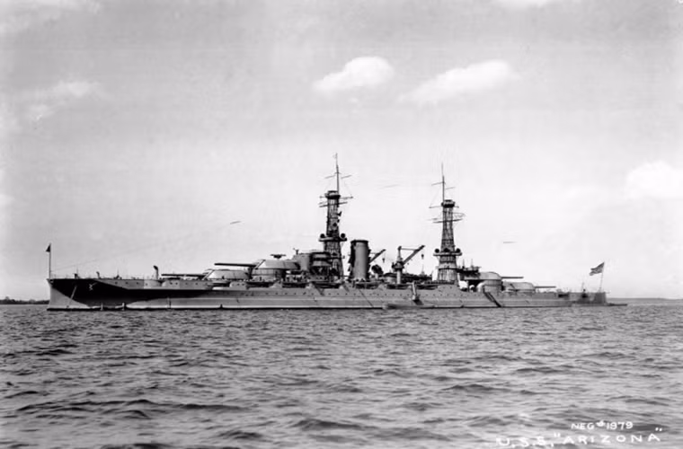 Trong suốt giai đoạn từ năm 1930-1940 các hoạt động của USS Arizona không có gì nổi trội một phần do nó đang được hiện đại hóa, đến 1939 thiết giáp hạm này chính thức được biên chế cho Hạm đội Thái Bình Dương trước mối sự đe dọa ngày càng lớn từ Hải quân Nhật Bản. Nguồn ảnh: War History