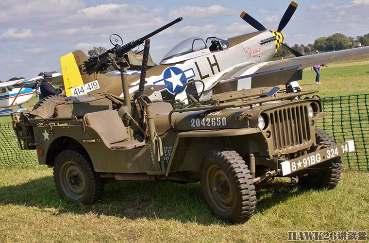 Một chiếc xe jeep Willys MB của Quân đội Mỹ - mẫu xe quân sự thành công nhất trong CTTG 2, và cạnh nó là một chiếc tiêm kích P-51 Mustang.