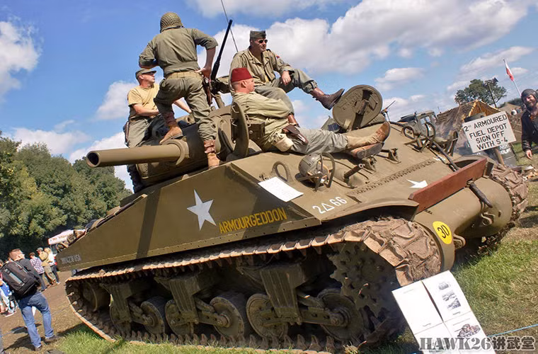 Và tất nhiên cũng không thể thiếu những chiếc xe tăng M4 Sherman dòng xe tăng chủ lực của Đồng Minh trong CTTG 2, tuy nhiên có một thực tế là Sherman chưa bao giờ là đối thủ của những chiếc xe tăng Đức.