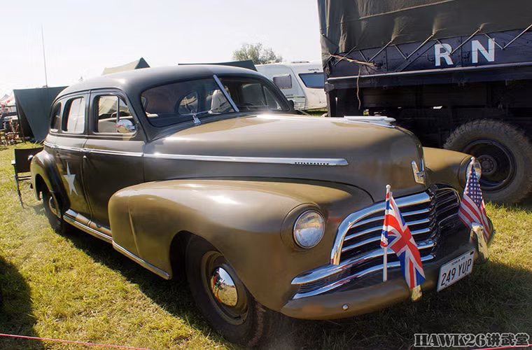 Một chiếc Chevrolet Fleetline dành cho các sĩ quan và tướng lĩnh Mỹ trong CTTG 2 tất nhiên nó chỉ xuất hiện ở nước Mỹ hoặc Anh.
