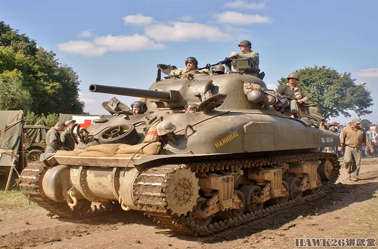 Trong ảnh là M4A1 một trong những biến thể đầu tiên của Sherman, nó được trang bị pháo chính 75mm và có kíp chiến đấu 5 binh sĩ.