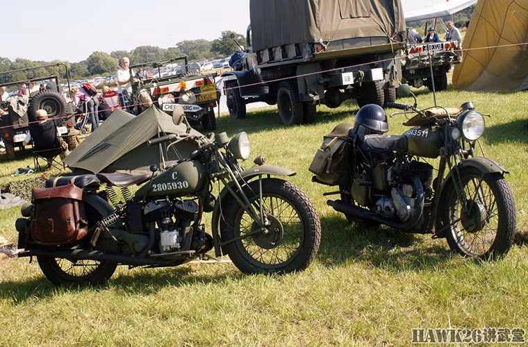 Cạnh đó là những chiếc Harley-Davidson XA mẫu moto tiêu chuẩn của Quân đội Mỹ trong CTTG 2.