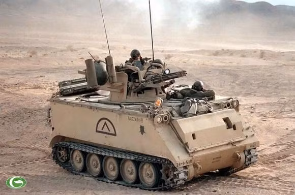 Hệ thống này sử dụng khung gầm xe bọc thép M113 có trọng lượng 12,5 tấn. Xe sử dụng động cơ 6V53 công suất 210 mã lực cho phép xe chạy với vận tốc 64km/h, tầm hoạt động 480km. Nguồn ảnh: wiki