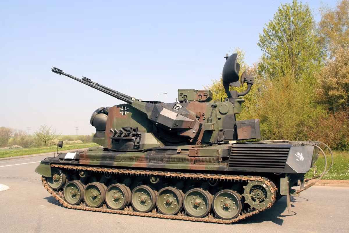 So với các hệ thống pháo phòng không khác, Gepard 1A2 có trọng lượng khá nặng lên tới 47,3 tấn do dùng khung gầm tăng chủ lực Leopard 1. Tuy nhiên, điều này giúp xe có thể trang bi lớp giáp nhằm bảo vệ cho kíp chiến đấu 3 thành viên cách tốt hơn. Nguồn ảnh: Prime Portal