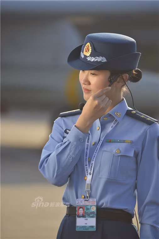 Nữ hướng dẫn viên nổi bật với nét đẹp đậm chất Á Đông. Những lời bình luận của họ đã góp phần giúp khách tham quan hiểu hơn về lịch sử, loại máy bay cũng như thành tích của các đội bay biểu diễn. Ảnh: Sina