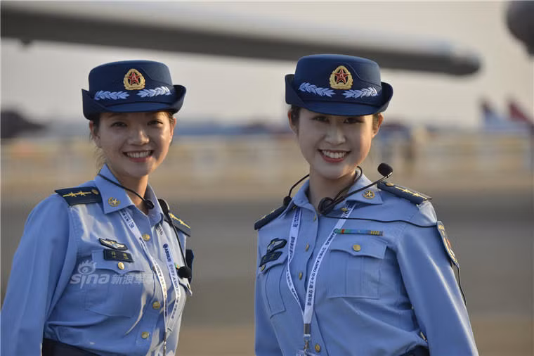 Họ là những sinh viên, học viên cao học tại các trường đào tạo của không quân Trung Quốc. Họ làm nhiệm vụ bình luận, giới thiệu và hướng dẫn bằng tiếng Trung và tiếng Anh cho các đội bay biểu diễn tại triển lãm. Ảnh: Sina
